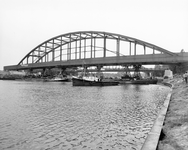 46206 Afbeelding van het transport van de oude Galecopperbrug over het Amsterdam-Rijnkanaal te Utrecht, teneinde als ...